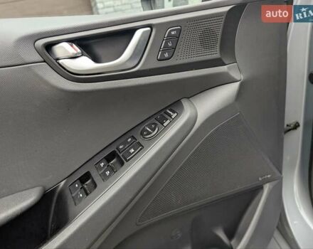 Сірий Хендай Ioniq, об'ємом двигуна 0 л та пробігом 129 тис. км за 12999 $, фото 17 на Automoto.ua