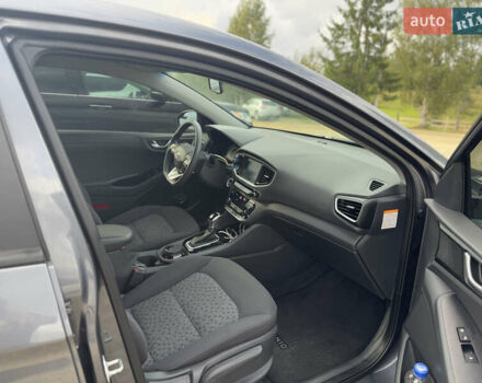 Серый Хендай Ioniq, объемом двигателя 1.58 л и пробегом 99 тыс. км за 15500 $, фото 7 на Automoto.ua