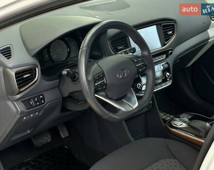 Сірий Хендай Ioniq, об'ємом двигуна 0 л та пробігом 33 тис. км за 13800 $, фото 42 на Automoto.ua