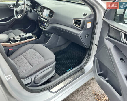 Сірий Хендай Ioniq, об'ємом двигуна 0 л та пробігом 135 тис. км за 12700 $, фото 15 на Automoto.ua