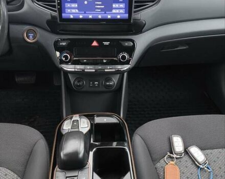 Сірий Хендай Ioniq, об'ємом двигуна 0 л та пробігом 106 тис. км за 12018 $, фото 40 на Automoto.ua