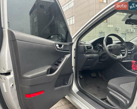 Сірий Хендай Ioniq, об'ємом двигуна 1.58 л та пробігом 174 тис. км за 11900 $, фото 14 на Automoto.ua