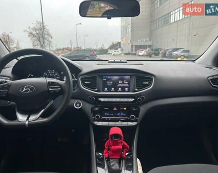 Сірий Хендай Ioniq, об'ємом двигуна 1.58 л та пробігом 174 тис. км за 11900 $, фото 19 на Automoto.ua
