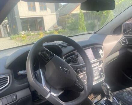 Серый Хендай Ioniq, объемом двигателя 1.58 л и пробегом 78 тыс. км за 15999 $, фото 6 на Automoto.ua