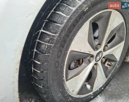 Сірий Хендай Ioniq, об'ємом двигуна 0 л та пробігом 103 тис. км за 13999 $, фото 14 на Automoto.ua