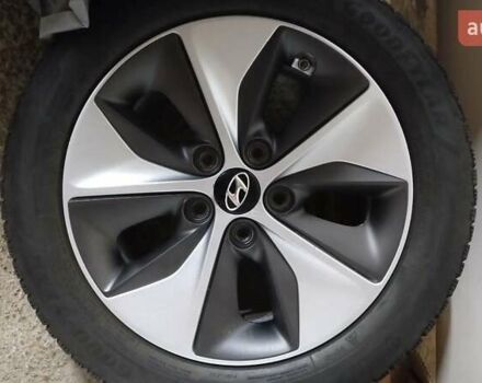 Серый Хендай Ioniq, объемом двигателя 0 л и пробегом 111 тыс. км за 14800 $, фото 68 на Automoto.ua