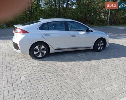 Серый Хендай Ioniq, объемом двигателя 0 л и пробегом 90 тыс. км за 13900 $, фото 8 на Automoto.ua