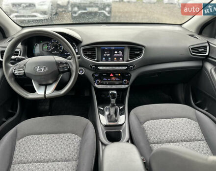 Серый Хендай Ioniq, объемом двигателя 1.6 л и пробегом 272 тыс. км за 12999 $, фото 6 на Automoto.ua