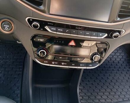 Серый Хендай Ioniq, объемом двигателя 0 л и пробегом 90 тыс. км за 13900 $, фото 28 на Automoto.ua