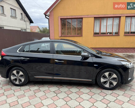 Серый Хендай Ioniq, объемом двигателя 0 л и пробегом 107 тыс. км за 12499 $, фото 4 на Automoto.ua