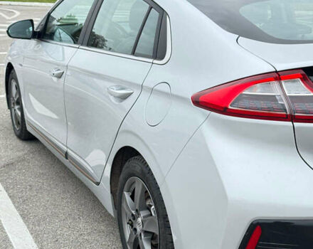 Серый Хендай Ioniq, объемом двигателя 0 л и пробегом 117 тыс. км за 13450 $, фото 4 на Automoto.ua