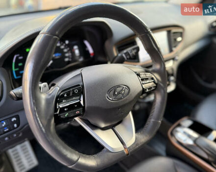 Серый Хендай Ioniq, объемом двигателя 0 л и пробегом 109 тыс. км за 13899 $, фото 24 на Automoto.ua