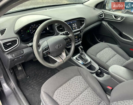 Серый Хендай Ioniq, объемом двигателя 1.6 л и пробегом 272 тыс. км за 12999 $, фото 5 на Automoto.ua