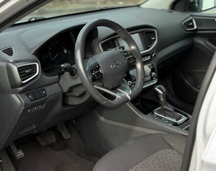 Сірий Хендай Ioniq, об'ємом двигуна 1.6 л та пробігом 89 тис. км за 14899 $, фото 11 на Automoto.ua