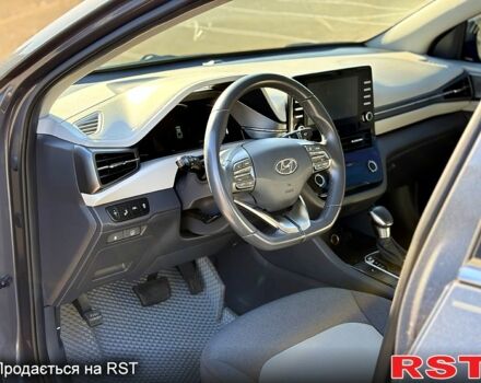 Серый Хендай Ioniq, объемом двигателя 1.6 л и пробегом 125 тыс. км за 15200 $, фото 4 на Automoto.ua