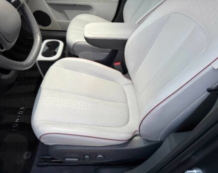 Серый Хендай Ioniq, объемом двигателя 0 л и пробегом 11 тыс. км за 19400 $, фото 9 на Automoto.ua