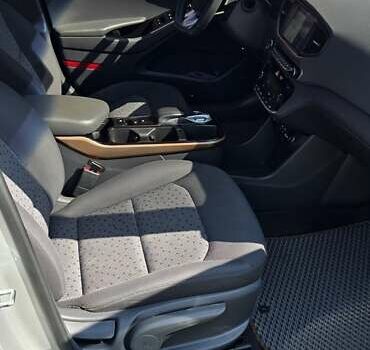 Серый Хендай Ioniq, объемом двигателя 0 л и пробегом 119 тыс. км за 13100 $, фото 13 на Automoto.ua