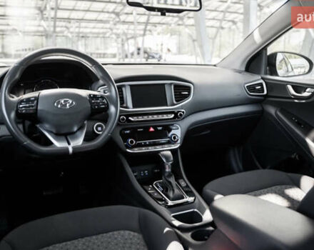 Серый Хендай Ioniq, объемом двигателя 1.58 л и пробегом 65 тыс. км за 16999 $, фото 20 на Automoto.ua