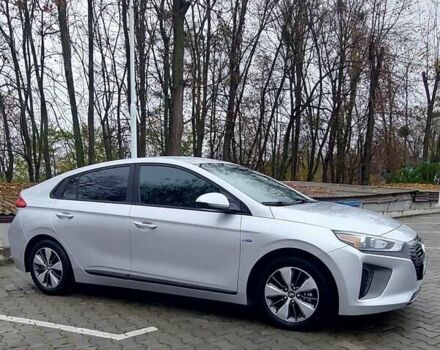 Серый Хендай Ioniq, объемом двигателя 1.58 л и пробегом 72 тыс. км за 16500 $, фото 3 на Automoto.ua
