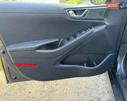 Серый Хендай Ioniq, объемом двигателя 0 л и пробегом 75 тыс. км за 15499 $, фото 15 на Automoto.ua