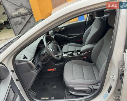 Серый Хендай Ioniq, объемом двигателя 0 л и пробегом 58 тыс. км за 15199 $, фото 14 на Automoto.ua