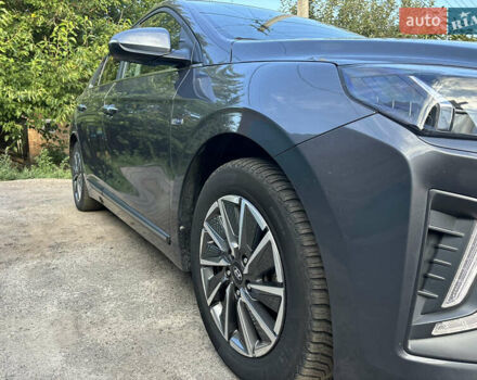 Серый Хендай Ioniq, объемом двигателя 0 л и пробегом 75 тыс. км за 15499 $, фото 4 на Automoto.ua