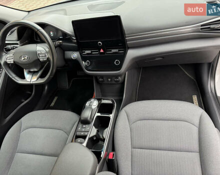 Серый Хендай Ioniq, объемом двигателя 0 л и пробегом 58 тыс. км за 15199 $, фото 38 на Automoto.ua