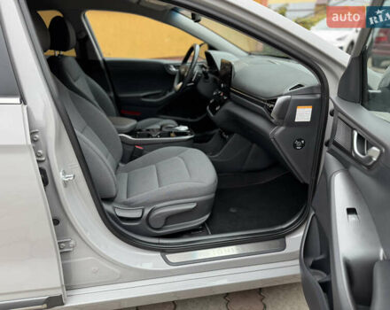 Серый Хендай Ioniq, объемом двигателя 0 л и пробегом 58 тыс. км за 15199 $, фото 72 на Automoto.ua