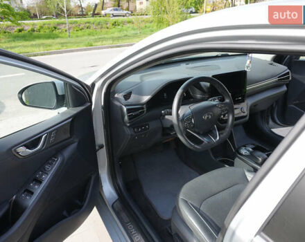 Серый Хендай Ioniq, объемом двигателя 0 л и пробегом 45 тыс. км за 16500 $, фото 45 на Automoto.ua
