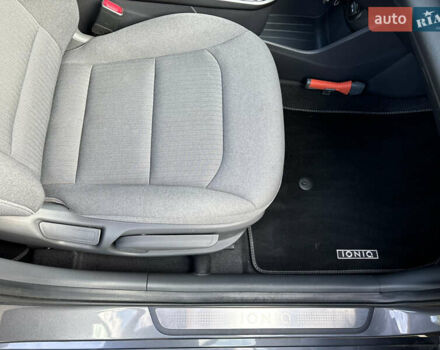 Серый Хендай Ioniq, объемом двигателя 0 л и пробегом 75 тыс. км за 15499 $, фото 24 на Automoto.ua