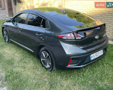 Серый Хендай Ioniq, объемом двигателя 1.58 л и пробегом 46 тыс. км за 19900 $, фото 4 на Automoto.ua
