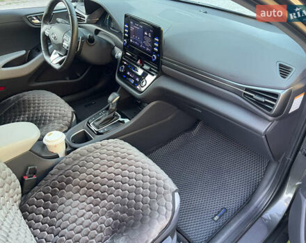 Серый Хендай Ioniq, объемом двигателя 1.58 л и пробегом 46 тыс. км за 19900 $, фото 21 на Automoto.ua
