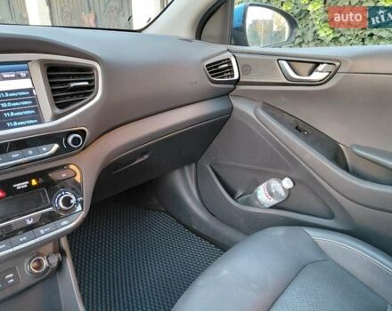 Синий Хендай Ioniq, объемом двигателя 0 л и пробегом 82 тыс. км за 13600 $, фото 10 на Automoto.ua