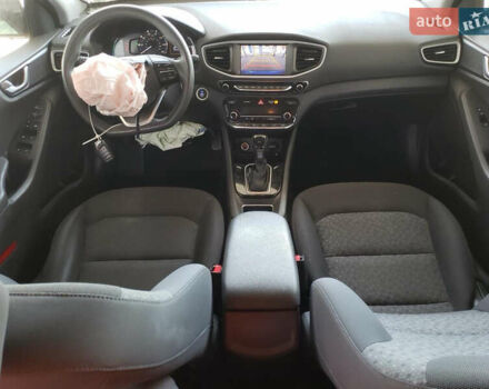 Синий Хендай Ioniq, объемом двигателя 1.58 л и пробегом 164 тыс. км за 8300 $, фото 3 на Automoto.ua