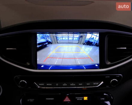 Синий Хендай Ioniq, объемом двигателя 1.58 л и пробегом 93 тыс. км за 11900 $, фото 24 на Automoto.ua