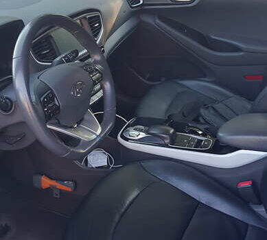 Синій Хендай Ioniq, об'ємом двигуна 0 л та пробігом 148 тис. км за 11111 $, фото 4 на Automoto.ua