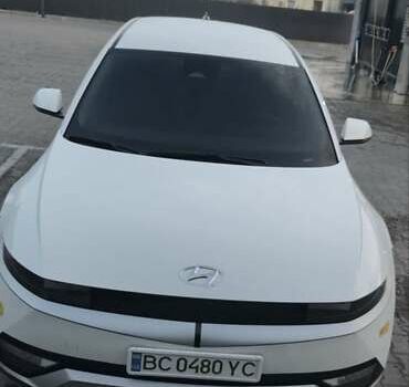 Белый Хендай Ioniq 5, объемом двигателя 0 л и пробегом 62 тыс. км за 24950 $, фото 2 на Automoto.ua