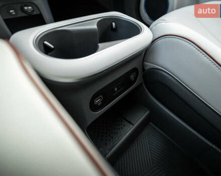 Белый Хендай Ioniq 5, объемом двигателя 0 л и пробегом 32 тыс. км за 34200 $, фото 3 на Automoto.ua