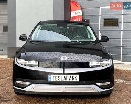 Черный Хендай Ioniq 5, объемом двигателя 0 л и пробегом 22 тыс. км за 28999 $, фото 2 на Automoto.ua