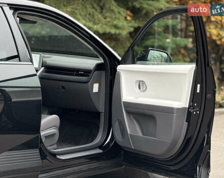 Черный Хендай Ioniq 5, объемом двигателя 0 л и пробегом 6 тыс. км за 28999 $, фото 35 на Automoto.ua