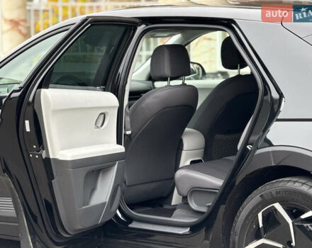 Черный Хендай Ioniq 5, объемом двигателя 0 л и пробегом 6 тыс. км за 28999 $, фото 28 на Automoto.ua