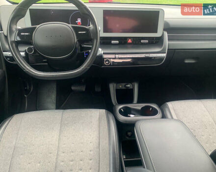 Серый Хендай Ioniq 5, объемом двигателя 0 л и пробегом 113 тыс. км за 23800 $, фото 4 на Automoto.ua