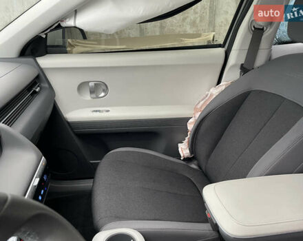 Серый Хендай Ioniq 5, объемом двигателя 0 л и пробегом 30 тыс. км за 17999 $, фото 22 на Automoto.ua