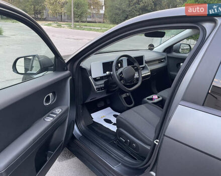 Серый Хендай Ioniq 5, объемом двигателя 0 л и пробегом 7 тыс. км за 30999 $, фото 42 на Automoto.ua