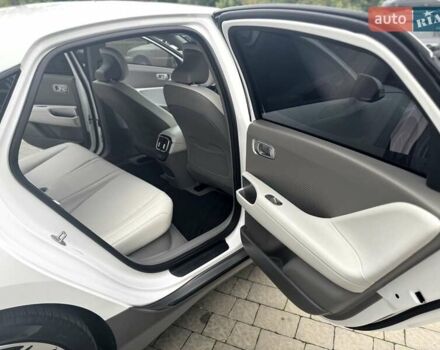 Белый Хендай IONIQ 6, объемом двигателя 0 л и пробегом 7 тыс. км за 32600 $, фото 35 на Automoto.ua