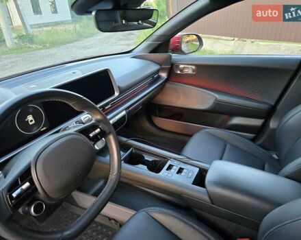 Красный Хендай IONIQ 6, объемом двигателя 0 л и пробегом 39 тыс. км за 23000 $, фото 5 на Automoto.ua