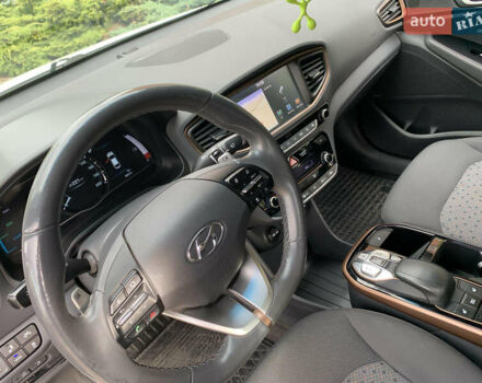 Белый Хендай Ioniq Electric, объемом двигателя 0 л и пробегом 60 тыс. км за 18000 $, фото 9 на Automoto.ua