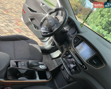 Белый Хендай Ioniq Electric, объемом двигателя 0 л и пробегом 60 тыс. км за 18000 $, фото 11 на Automoto.ua