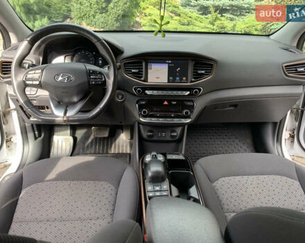 Белый Хендай Ioniq Electric, объемом двигателя 0 л и пробегом 60 тыс. км за 18000 $, фото 19 на Automoto.ua