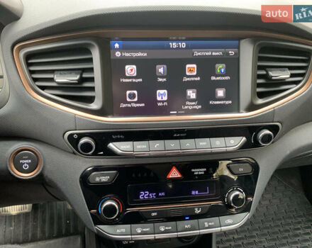 Белый Хендай Ioniq Electric, объемом двигателя 0 л и пробегом 60 тыс. км за 18000 $, фото 6 на Automoto.ua